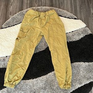 Olive green cargo runched pants. Runched waist band. Size medium.